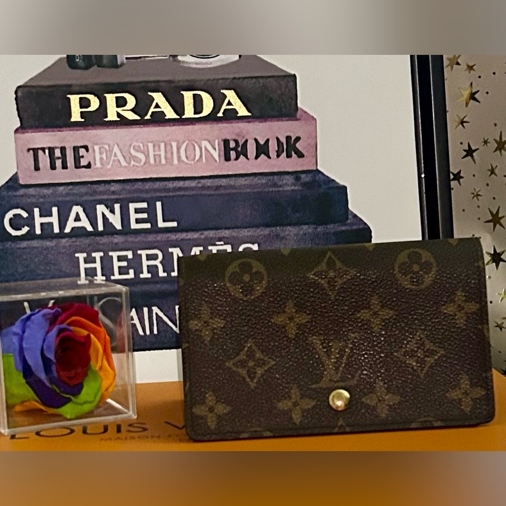 LV Monogram Middy (Medium) sized Wallet in EUC
